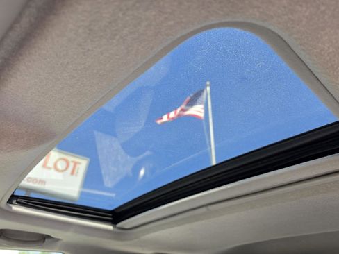 Used 2013 Toyota Highlander SE image 19