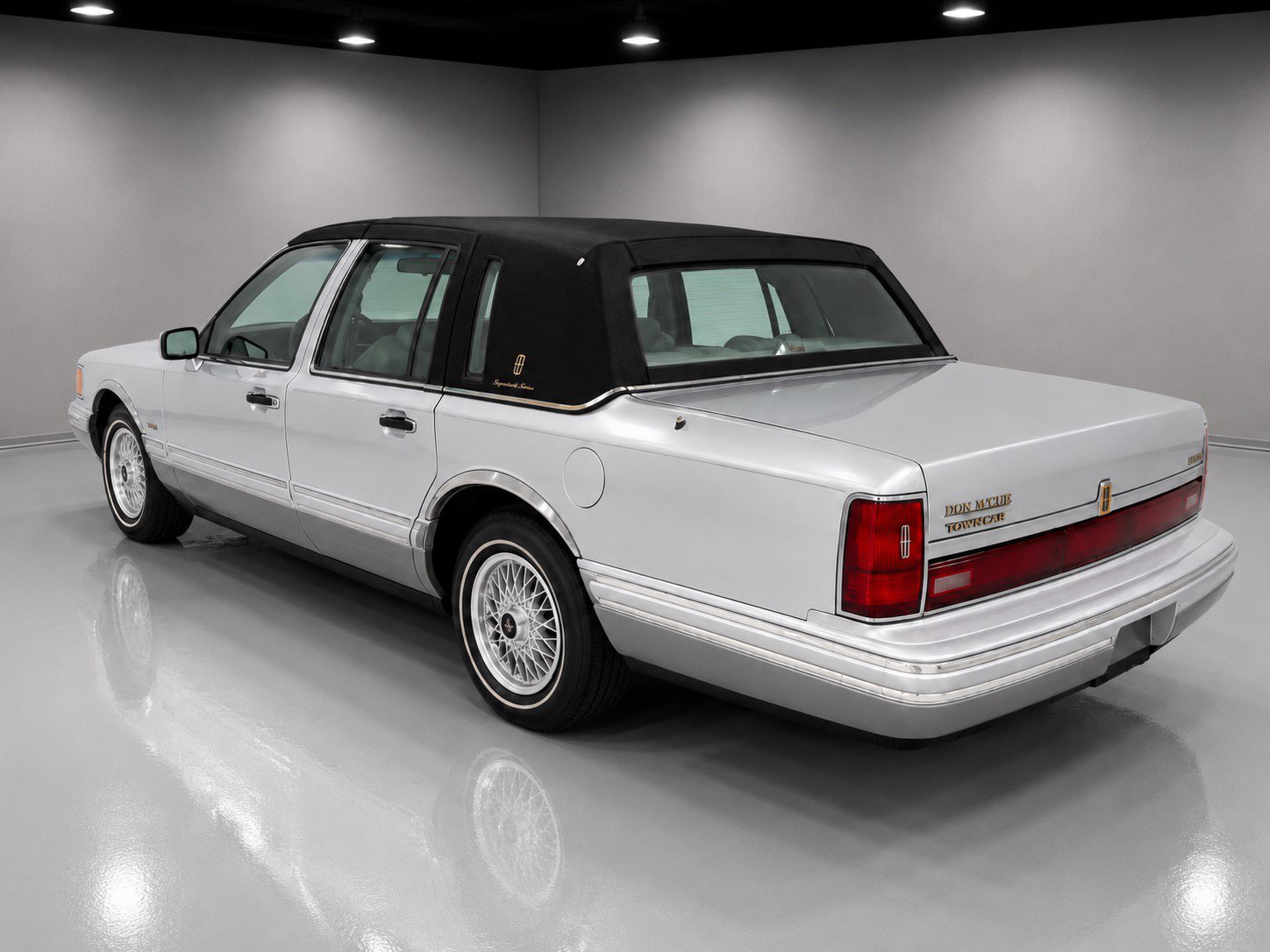 Used 1992 Lincoln Town Car Signature RWD image 3