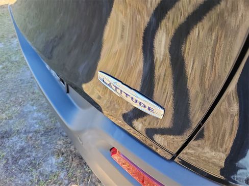 Used 2018 Jeep Cherokee Latitude w/ Mobile Office Group image 8