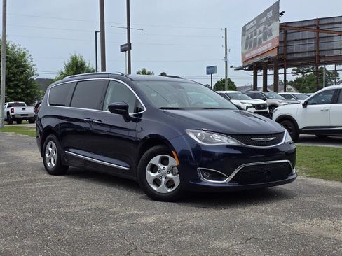 Used 2017 Chrysler Pacifica Touring-L Plus w/ Advanced Safetytec Group FWD image 2