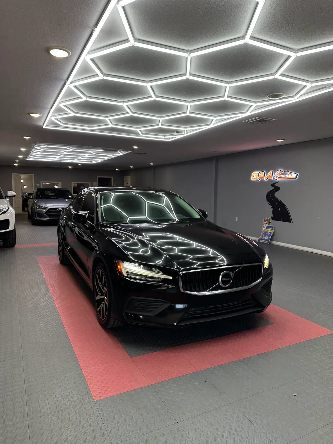Used 2020 Volvo S60 T5 Momentum FWD image 1