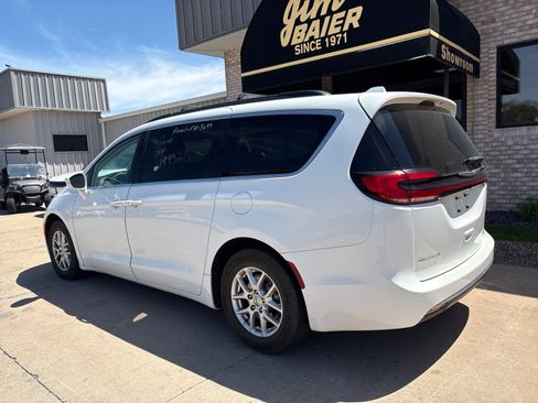 Used 2022 Chrysler Pacifica Touring-L FWD image 11