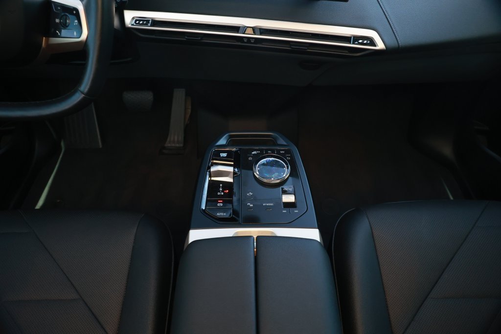Used 2025 BMW iX xDrive50 AWD/4WD image 30