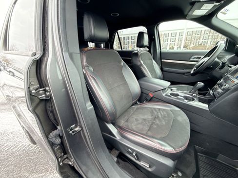 Used 2018 Ford Explorer XLT w/ Equipment Group 202A image 25