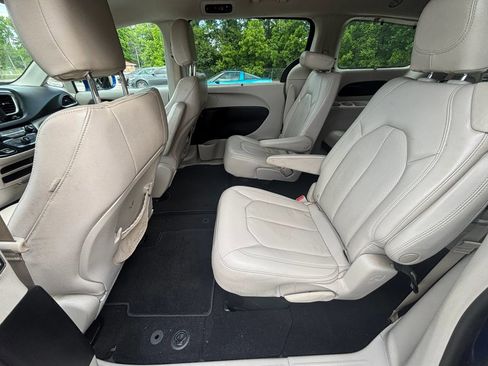 Used 2020 Chrysler Pacifica Touring-L FWD image 24
