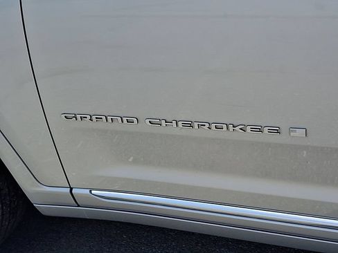 Used 2021 Jeep Grand Cherokee L Summit w/ Advanced Protech Group IV AWD/4WD image 32