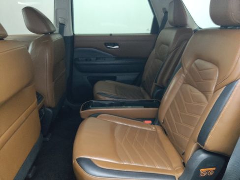 Used 2022 Nissan Pathfinder Platinum w/ Cargo Package FWD image 18