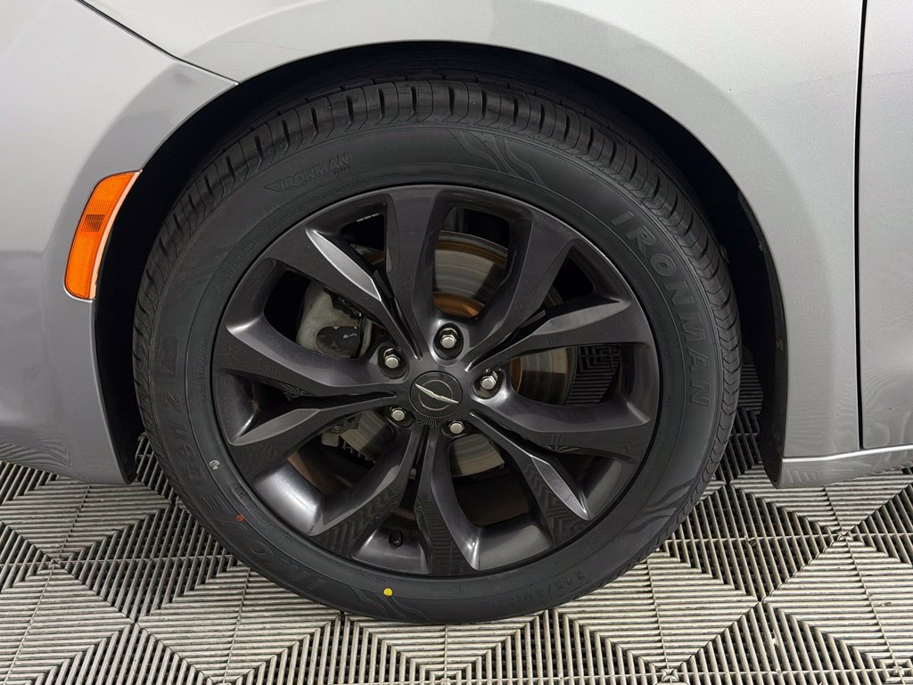 Used 2018 Chrysler Pacifica Touring-L Plus w/ S Appearance Package FWD image 9