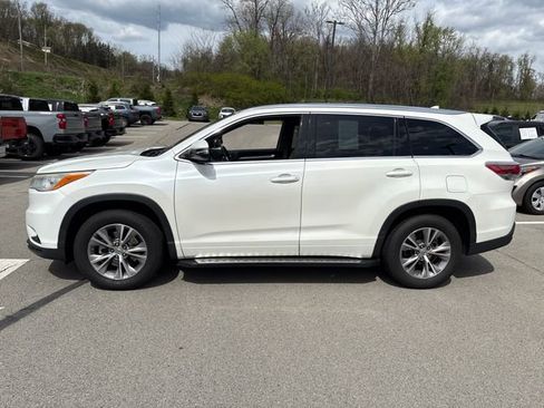 Used 2014 Toyota Highlander XLE FWD image 2