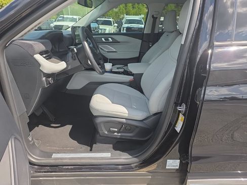 Certified 2025 Ford Explorer Platinum w/ Ultimate Package AWD/4WD image 11