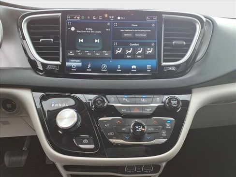 Used 2024 Chrysler Pacifica Touring-L FWD image 27