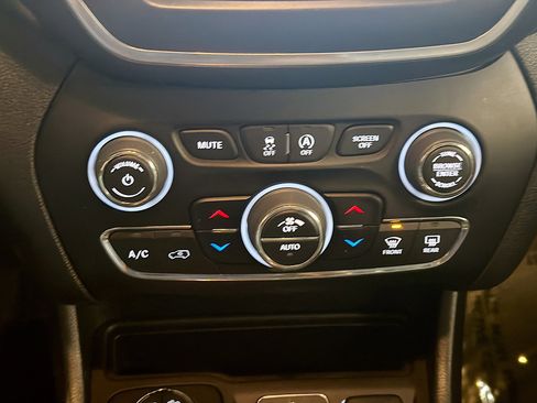 Used 2022 Jeep Cherokee Trailhawk w/ Premium Leather Package AWD/4WD image 23