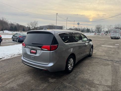 Used 2018 Chrysler Pacifica Touring Plus FWD image 5