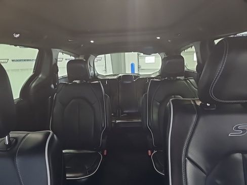 Used 2025 Chrysler Pacifica Limited image 16