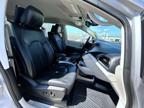 Used 2018 Chrysler Pacifica Touring-L Plus FWD image 17