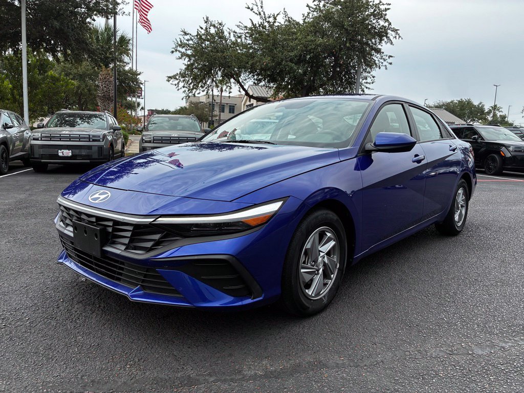 Used 2025 Hyundai Elantra SE FWD image 1