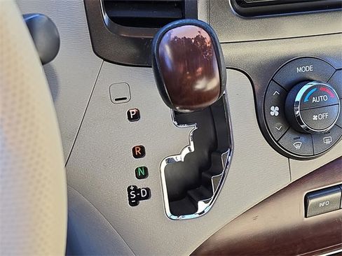 Used 2014 Toyota Sienna Limited image 16