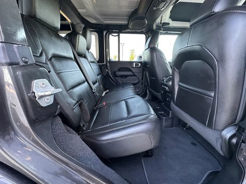 Used 2019 Jeep Wrangler Unlimited Sahara AWD/4WD image 18