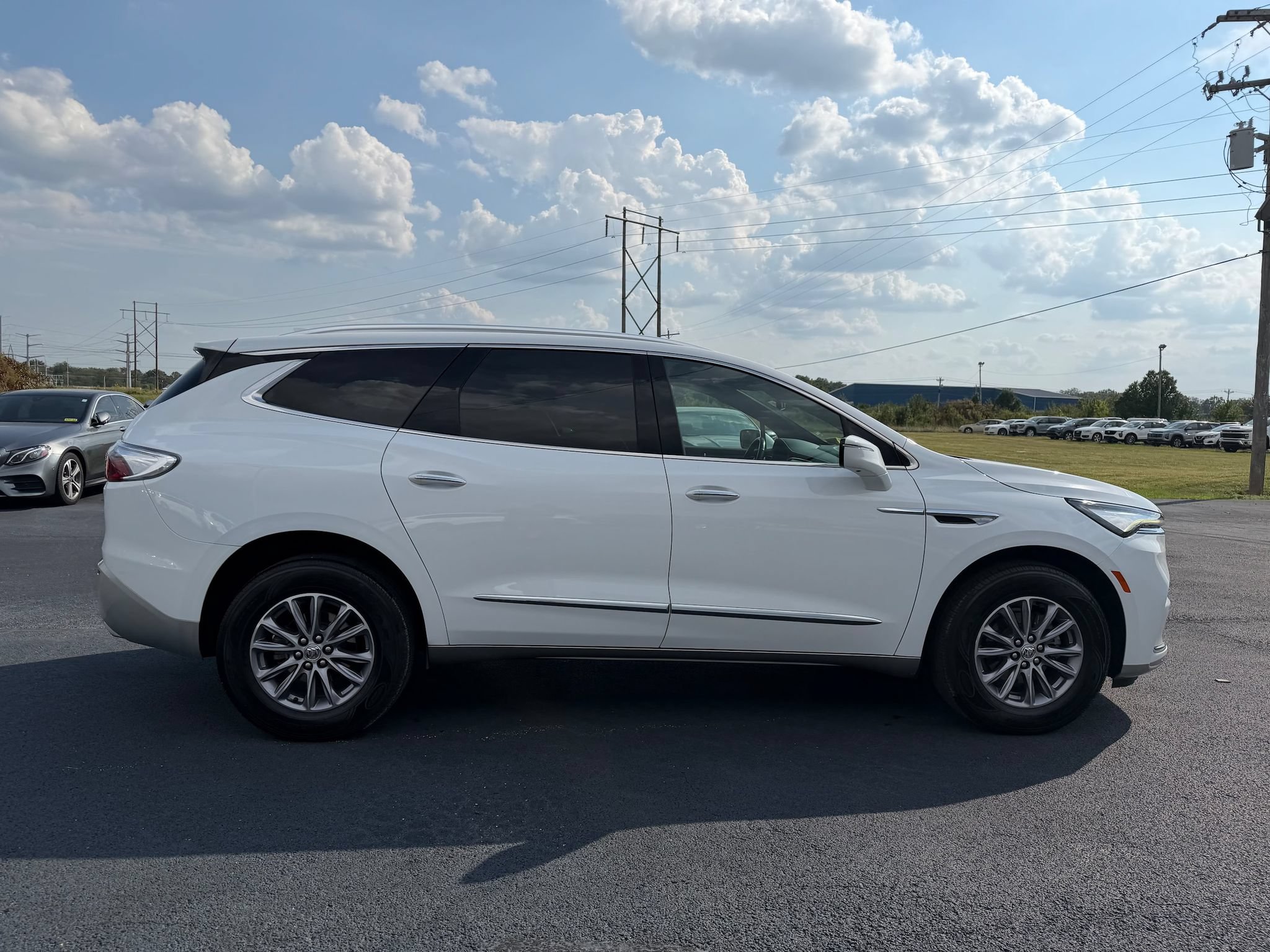 Used 2023 Buick Enclave Essence AWD/4WD image 38