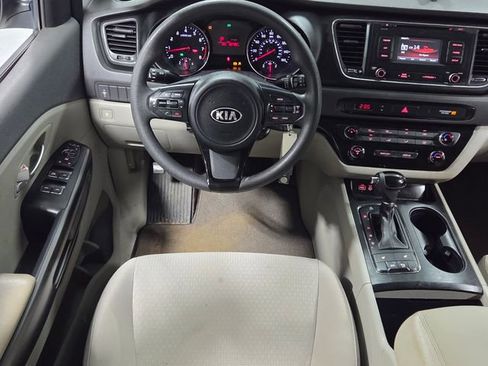 Used 2016 Kia Sedona LX w/ LX Convenience Package FWD image 7