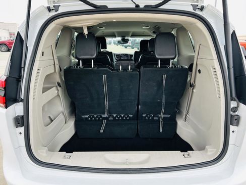 Used 2023 Chrysler Pacifica Touring-L image 28