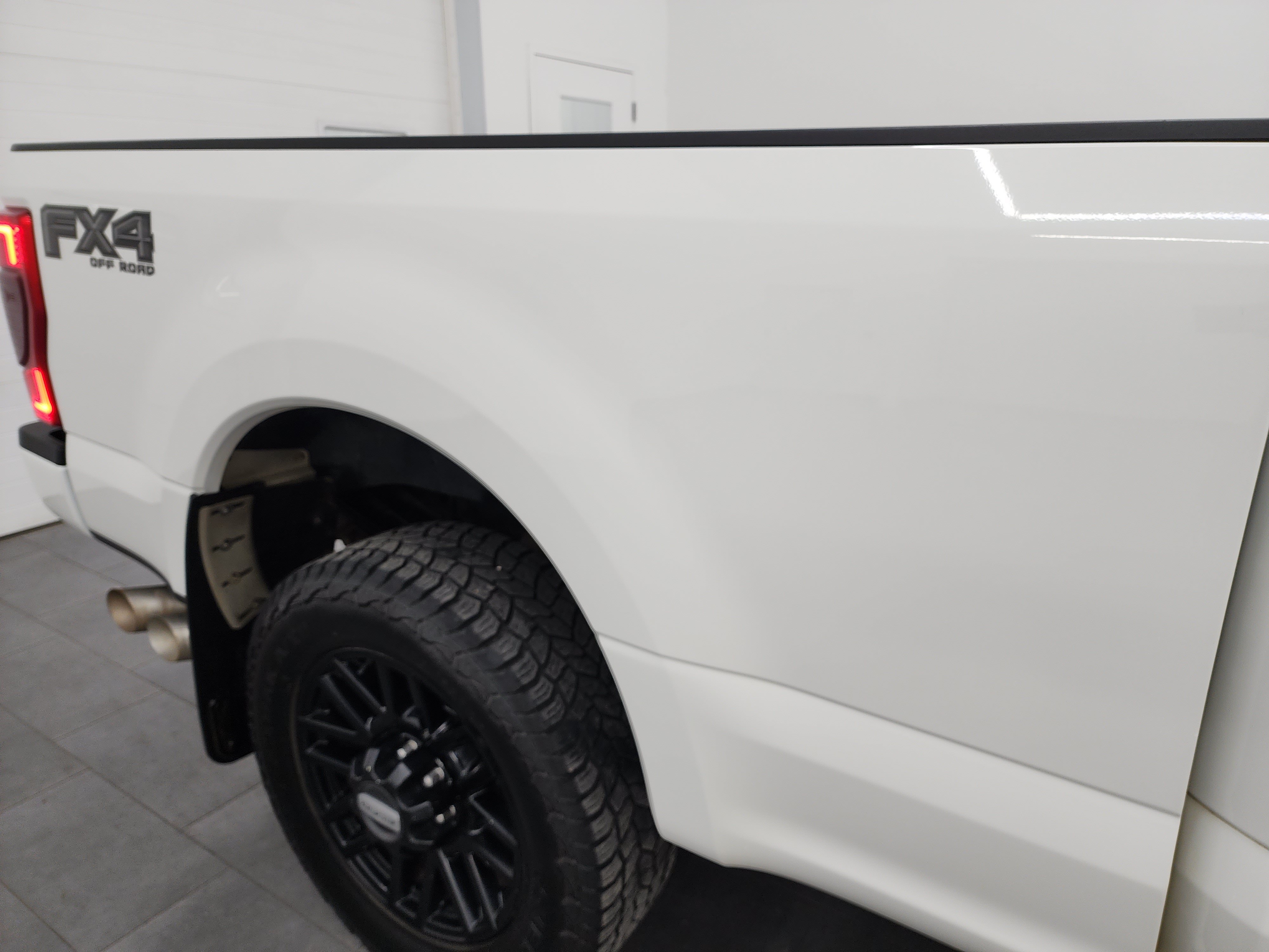 Used 2022 Ford F350 Lariat w/ Black Appearance Package AWD/4WD image 27