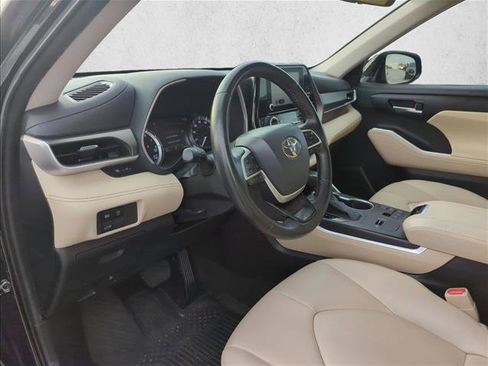 Certified 2023 Toyota Highlander XLE image 13