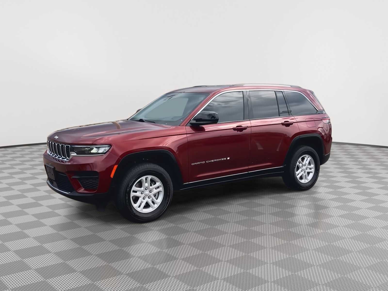 Used 2023 Jeep Grand Cherokee Laredo AWD/4WD image 4