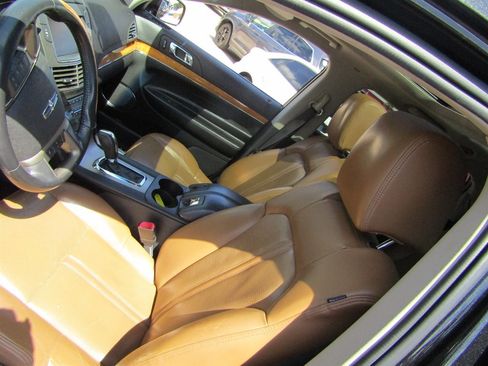 Used 2010 Lincoln MKT 2WD image 11
