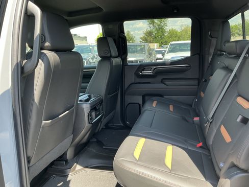 Used 2024 GMC Sierra 1500 AT4 w/ Technology Package AWD/4WD image 10