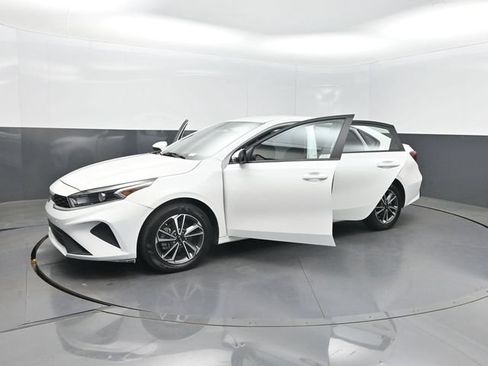 Used 2023 Kia Forte LXS w/ LXS Technology Package FWD image 30