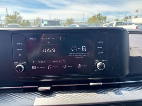 Used 2024 Kia Carnival LX image 12