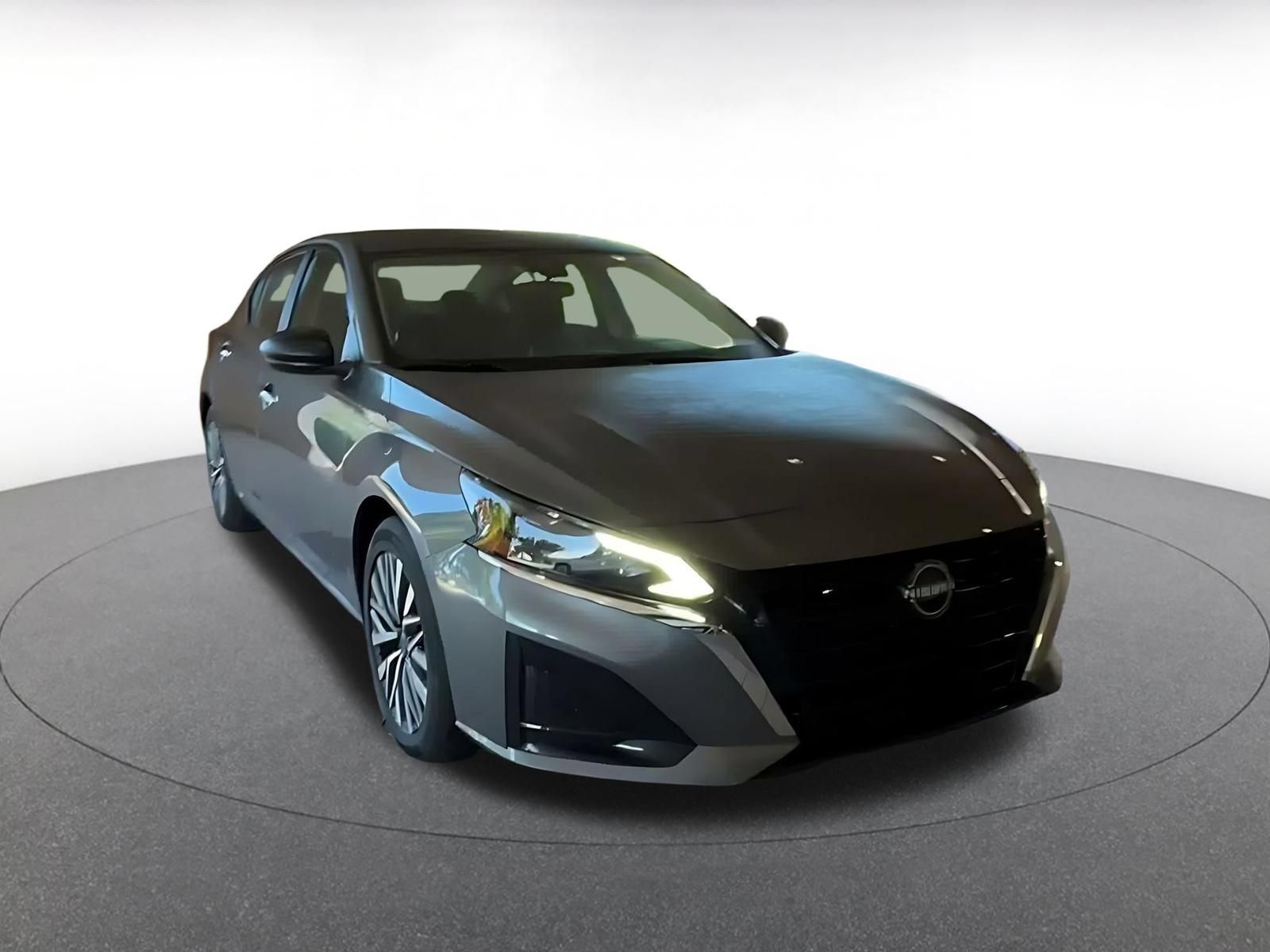 Used 2025 Nissan Altima 2.5 SV FWD image 3