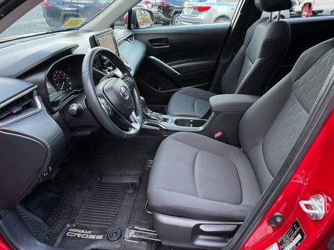 Used 2023 Toyota Corolla Cross LE w/ Moonroof Package image 9