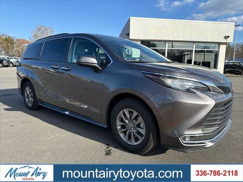 Certified 2023 Toyota Sienna XLE image 1
