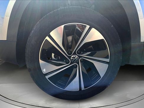 New 2026 Volkswagen Taos SE image 12