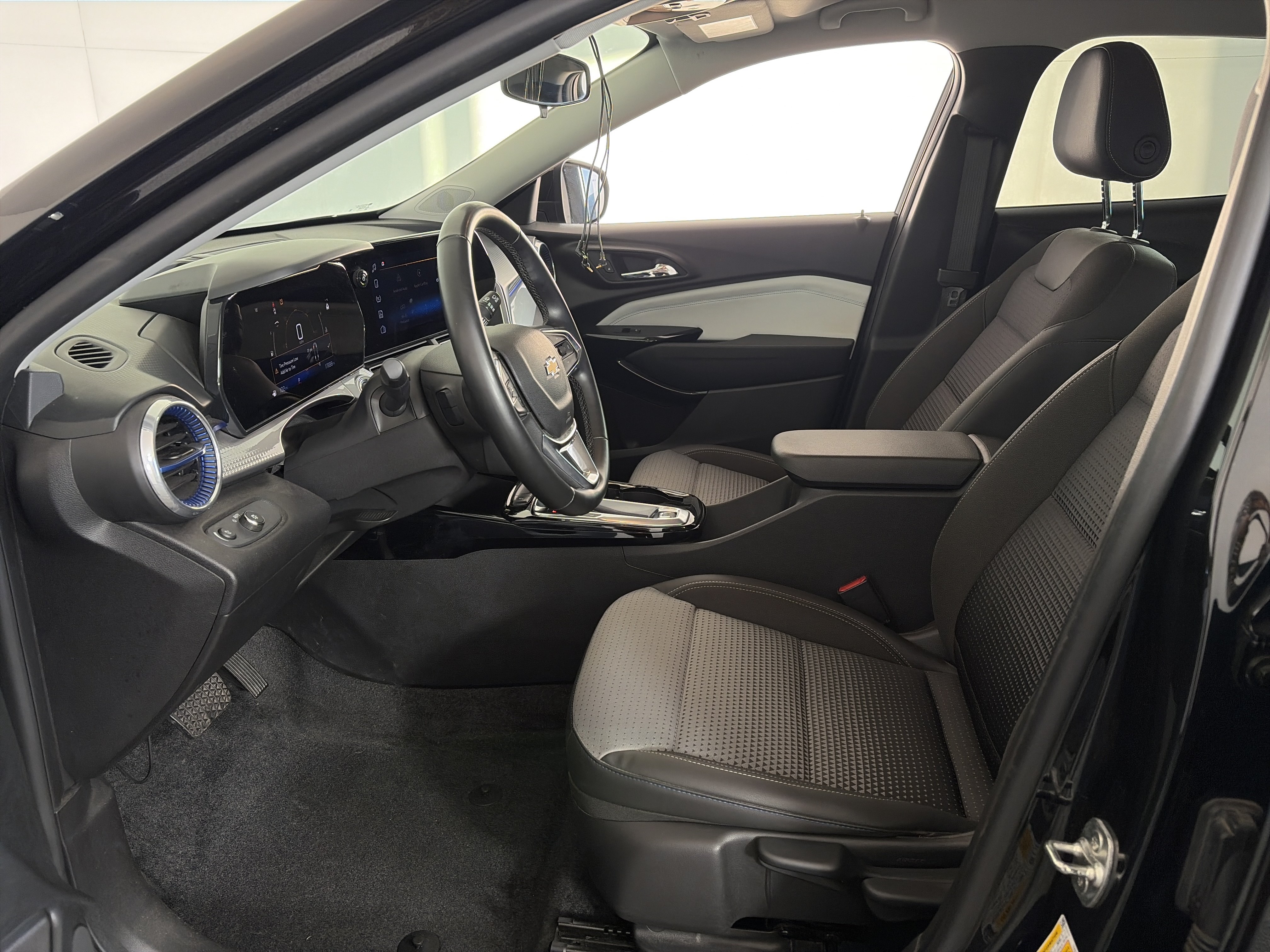 Used 2024 Chevrolet Trax LT w/ Driver Confidence Package FWD image 6
