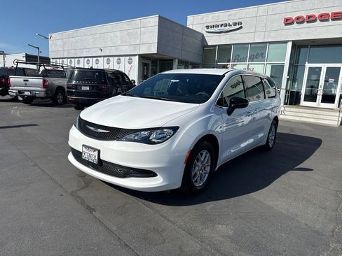 Used 2025 Chrysler Voyager LX FWD image 3