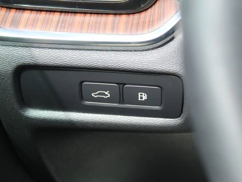 Used 2023 Volvo S60 T8 Plus image 19