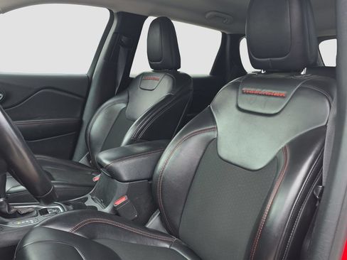 Used 2019 Jeep Cherokee Trailhawk AWD/4WD image 7