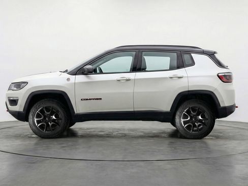 Used 2025 Jeep Compass Trailhawk AWD/4WD image 5