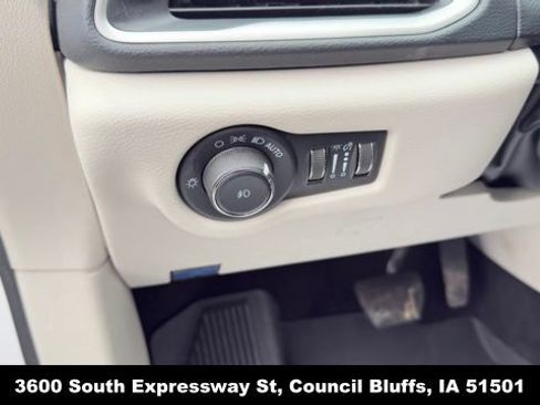 Used 2023 Chrysler Pacifica Touring-L FWD image 18