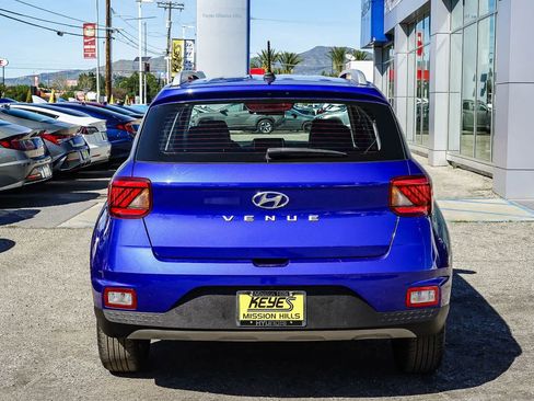 Certified 2024 Hyundai Venue Limited image 3