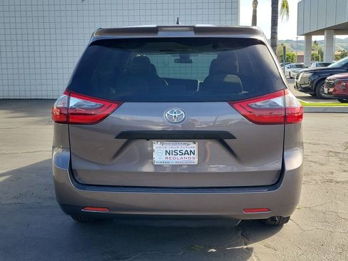 Used 2020 Toyota Sienna L w/ Carpet Mat Package FWD image 30