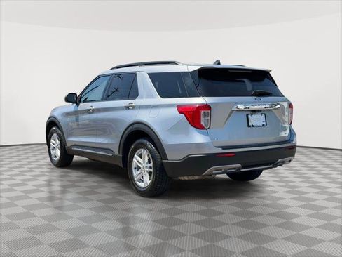 Used 2022 Ford Explorer XLT w/ Equipment Group 202A AWD/4WD image 4