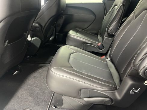 New 2025 Chrysler Voyager LX image 32