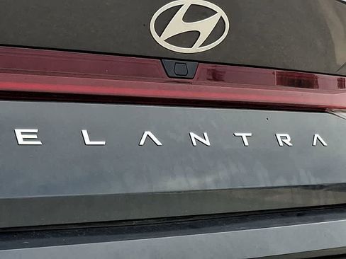 Used 2025 Hyundai Elantra Limited FWD image 34