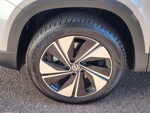 Used 2025 Volkswagen Taos SE image 23