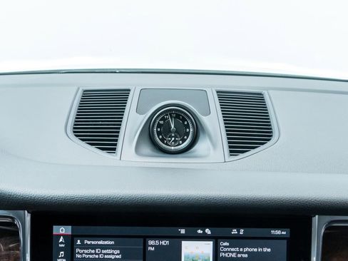 Certified 2026 Porsche Macan AWD/4WD image 16