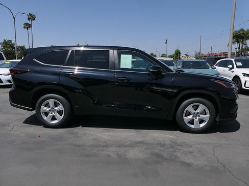 Used 2024 Toyota Highlander LE FWD image 2